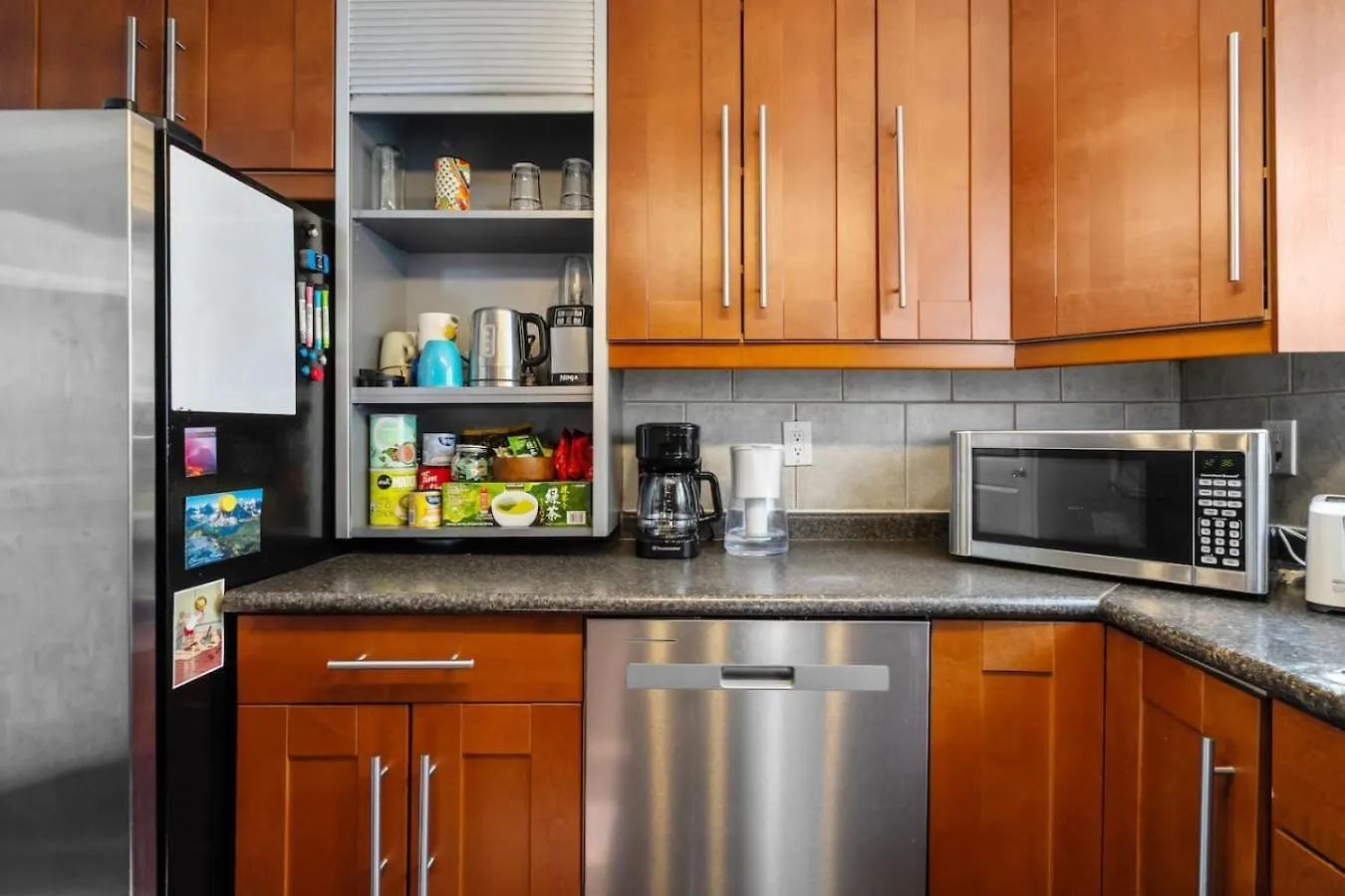 Cozy Modern Pet Friendly Homes Calgary Holiday home