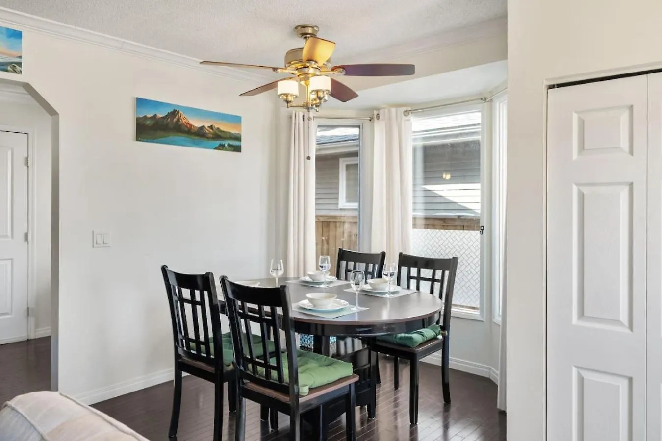 Holiday home Cozy Modern Pet Friendly Homes Calgary