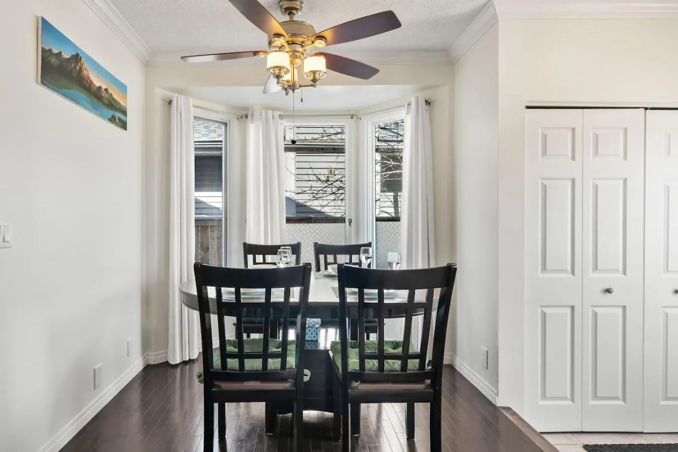 Cozy Modern Pet Friendly Homes Calgary Holiday home